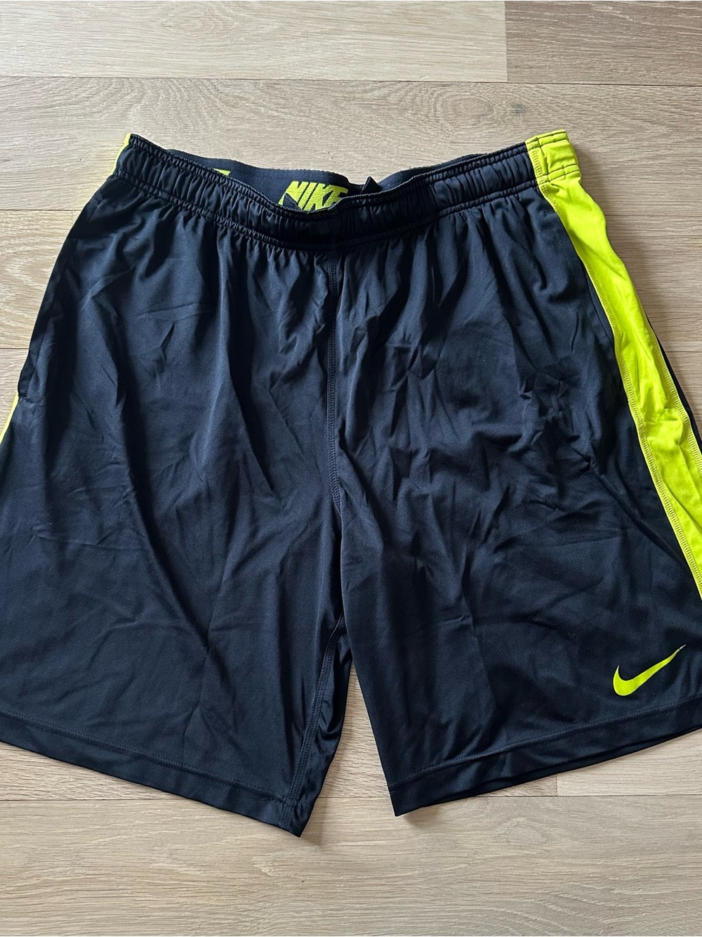 NIKE - MENS ATHLETIC SHORTS - SIZE LARGE